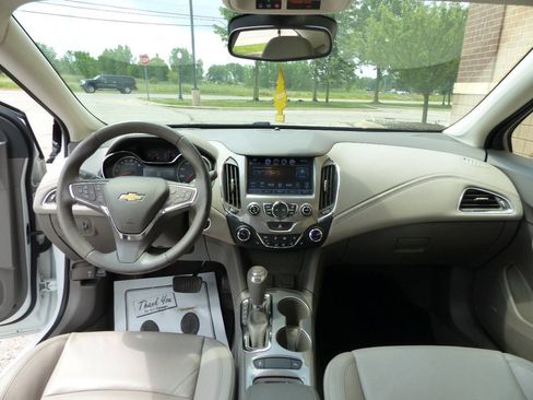 Used 2018 Chevrolet Cruze Premier FWD image 39