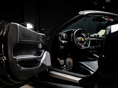 Used 2019 Ferrari Portofino RWD image 17