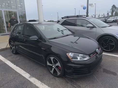 Used 2017 Volkswagen Golf 4-Door FWD image 3