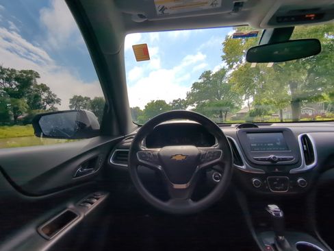 Used 2018 Chevrolet Equinox LT FWD image 13