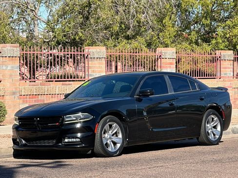 Used 2016 Dodge Charger SXT image 1