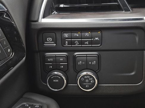 Used 2025 Chevrolet Tahoe Z71 AWD/4WD image 17
