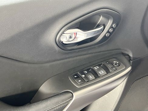 Used 2022 Jeep Cherokee Limited image 17