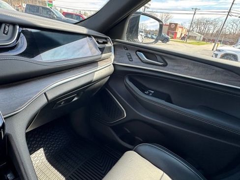 Used 2023 Jeep Grand Cherokee Overland w/ Luxury Tech Group IV image 33