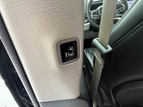Used 2023 Chrysler Pacifica Limited image 17