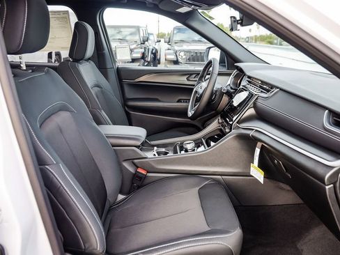 New 2025 Jeep Grand Cherokee Laredo X w/ Luxury Tech Group I image 18