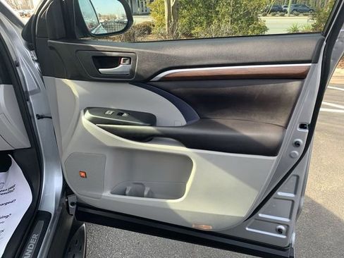 Used 2016 Toyota Highlander Limited image 13