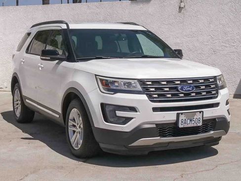 Used 2017 Ford Explorer XLT w/ Equipment Group 202A FWD image 3