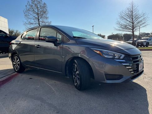 Used 2025 Nissan Versa SV image 4