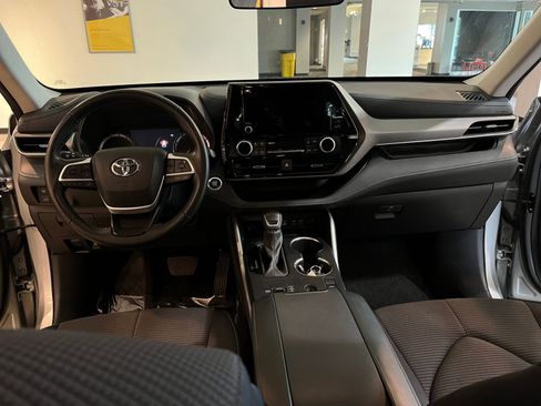 Used 2025 Toyota Highlander LE FWD image 35