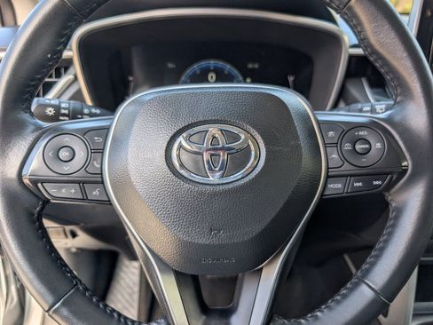 Used 2025 Toyota Corolla Cross XLE FWD image 18