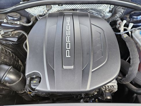 Used 2018 Porsche Macan image 30