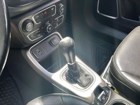 Used 2019 Jeep Compass Latitude w/ Cold Weather Group FWD image 16