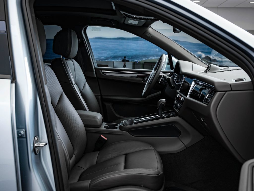 Certified 2025 Porsche Macan AWD/4WD image 24