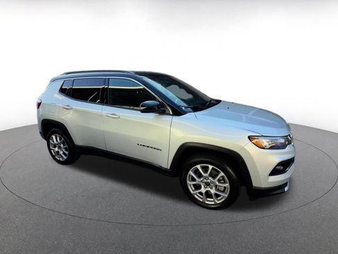 Used 2025 Jeep Compass Limited AWD/4WD image 2