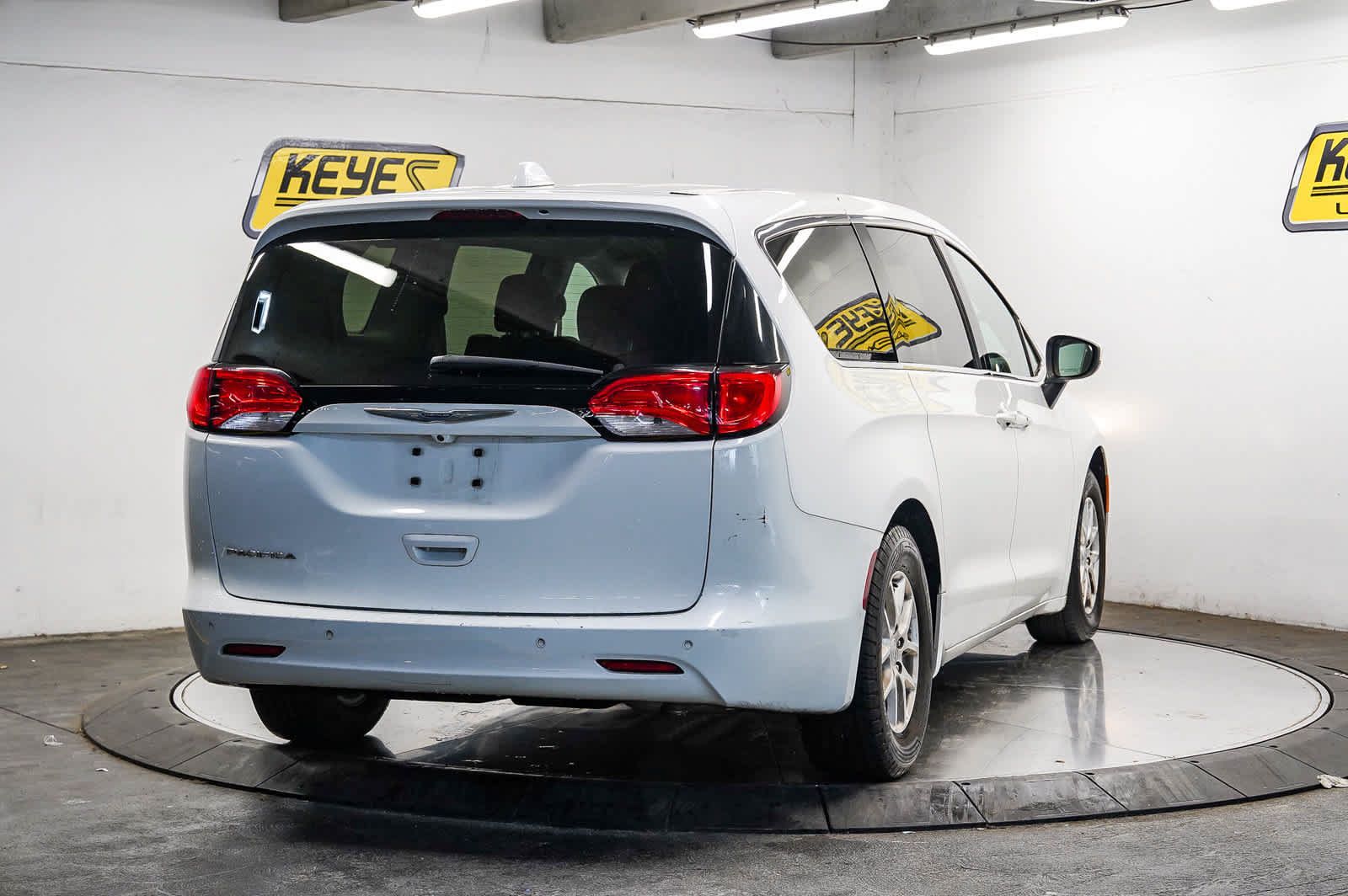 Used 2017 Chrysler Pacifica Touring FWD image 4