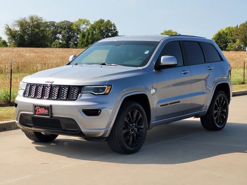Used 2020 Jeep Grand Cherokee Altitude image 3