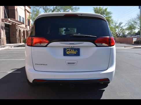 Used 2019 Chrysler Pacifica Touring-L image 9