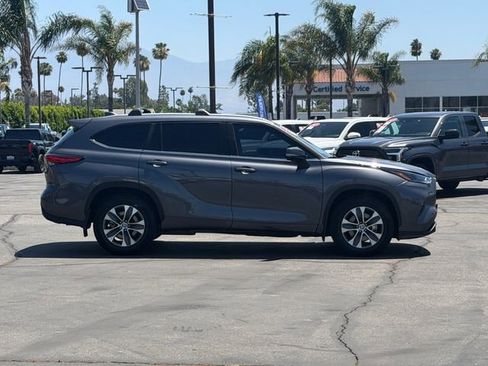 Used 2023 Toyota Highlander XLE FWD image 4
