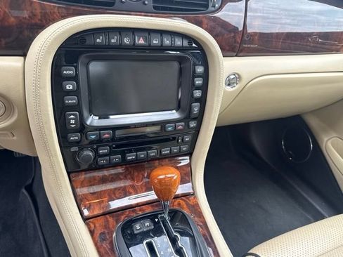 Used 2008 Jaguar XJ8 RWD image 9