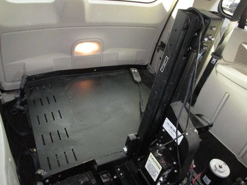 Used 2013 Dodge Grand Caravan SXT image 24