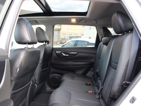 Used 2019 Nissan Rogue SL w/ Premium Package image 12