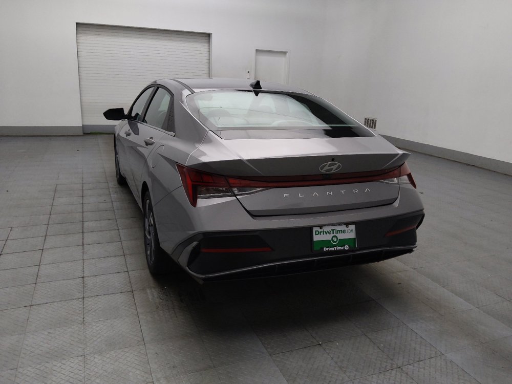 Used 2025 Hyundai Elantra SEL FWD image 5