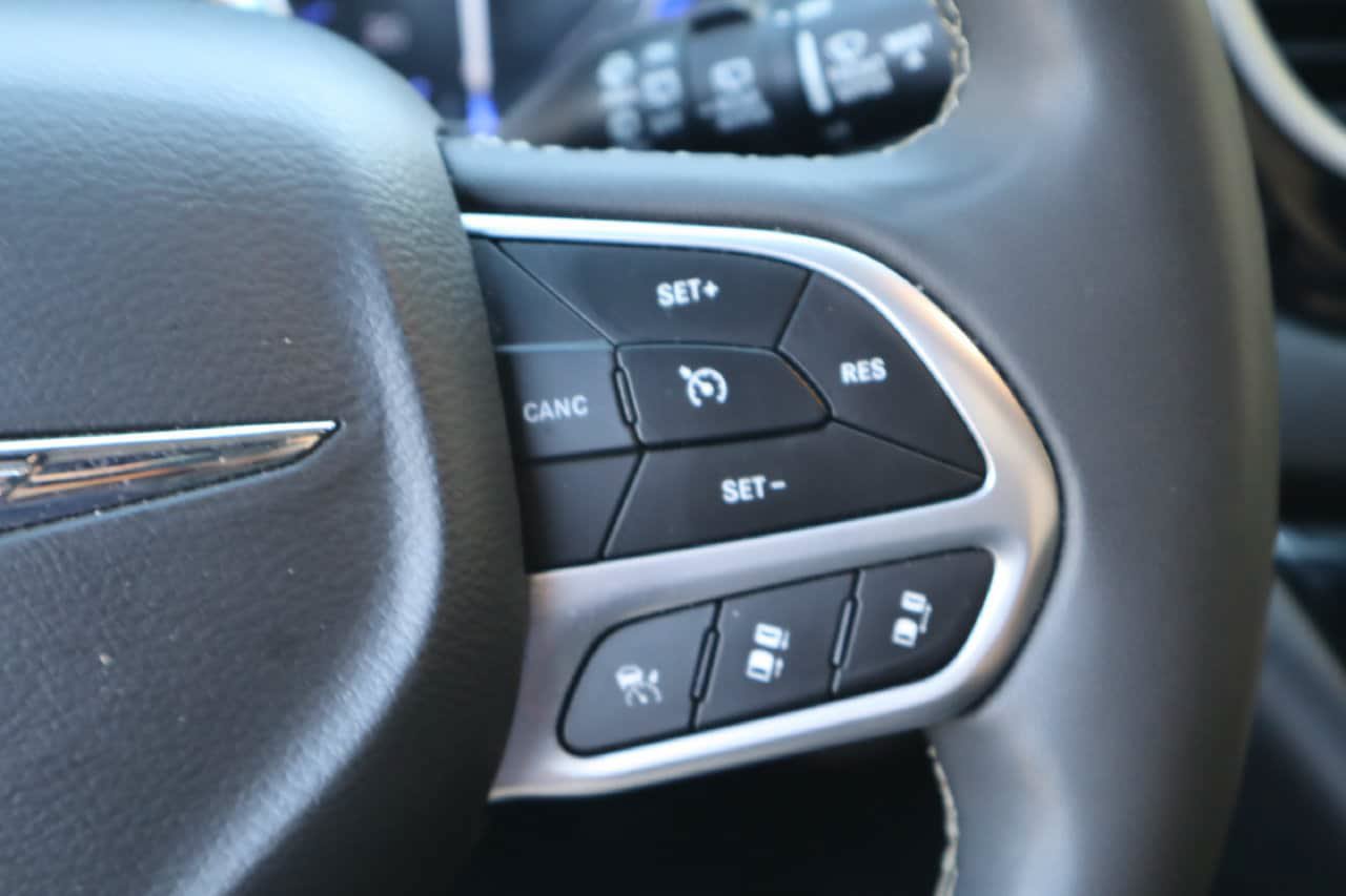 Used 2025 Chrysler Pacifica Select FWD image 14