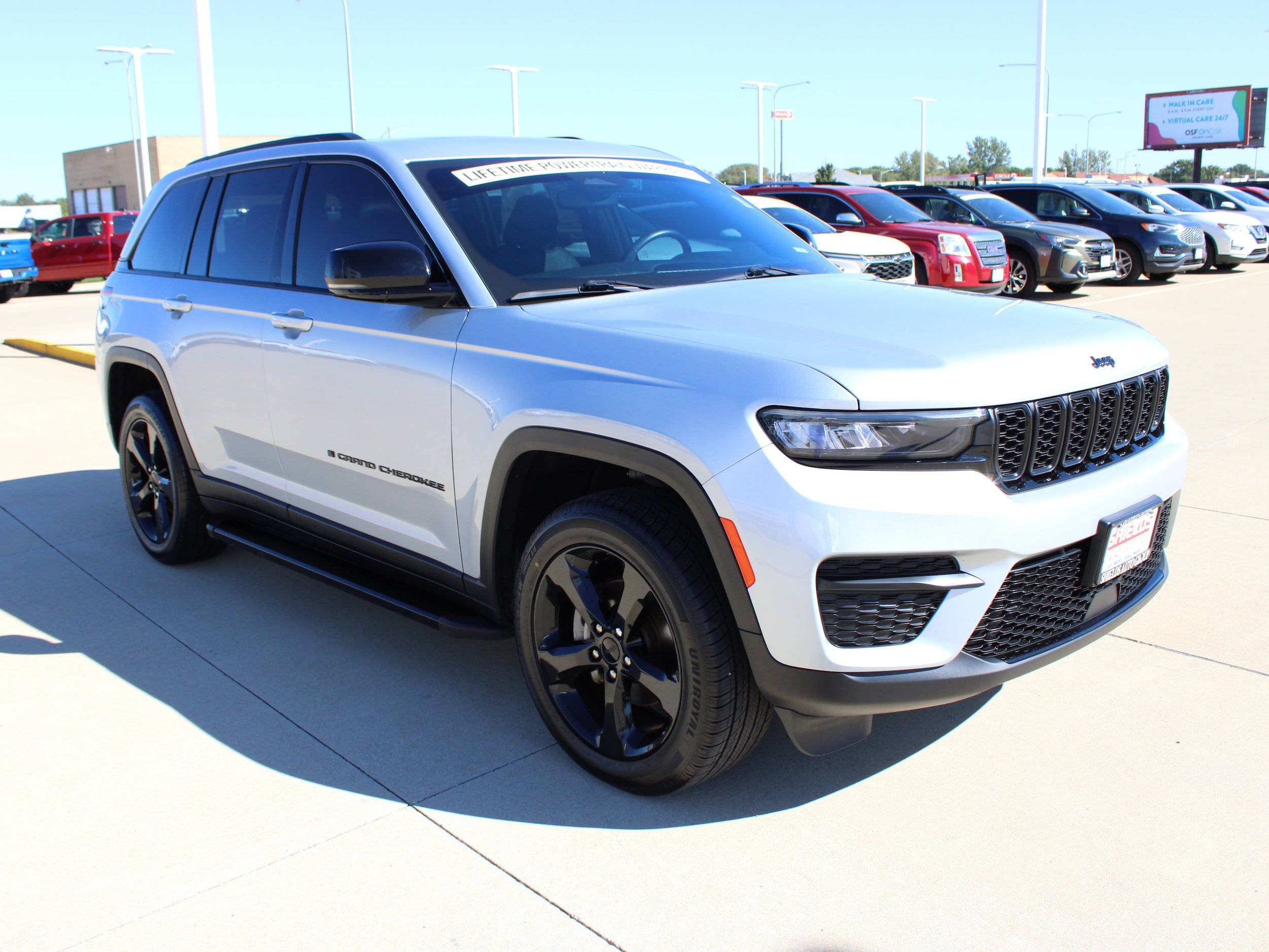 Used 2022 Jeep Grand Cherokee Altitude AWD/4WD image 8