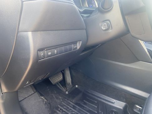 Used 2021 Toyota Venza LE w/ Carpet Mat Package (TMS) AWD/4WD image 12