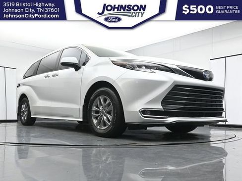 Used 2024 Toyota Sienna XLE FWD image 27