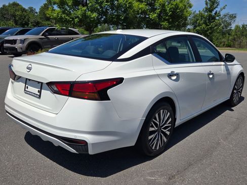 Used 2025 Nissan Altima 2.5 SV FWD image 7