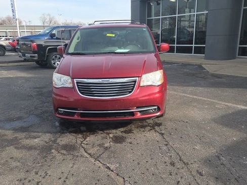 Used 2013 Chrysler Town & Country Touring image 12