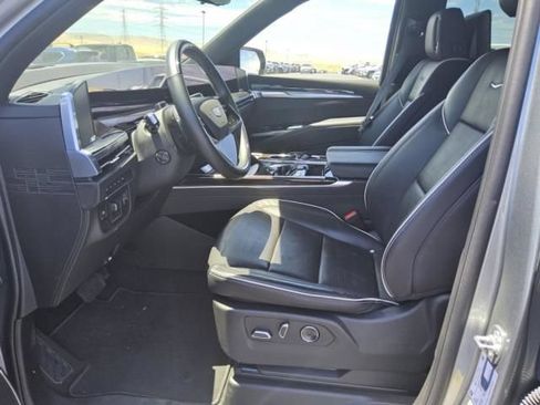 Used 2025 Cadillac Escalade Premium Luxury AWD/4WD image 5