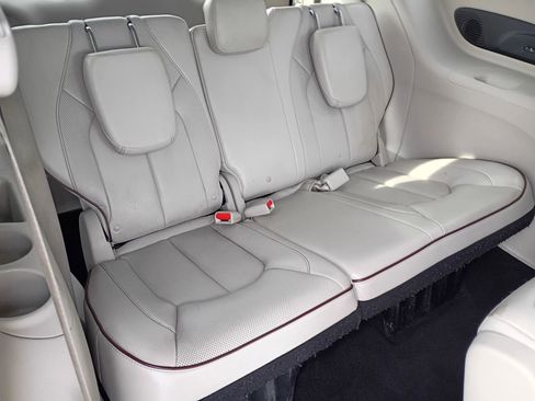 Used 2018 Chrysler Pacifica Limited image 16