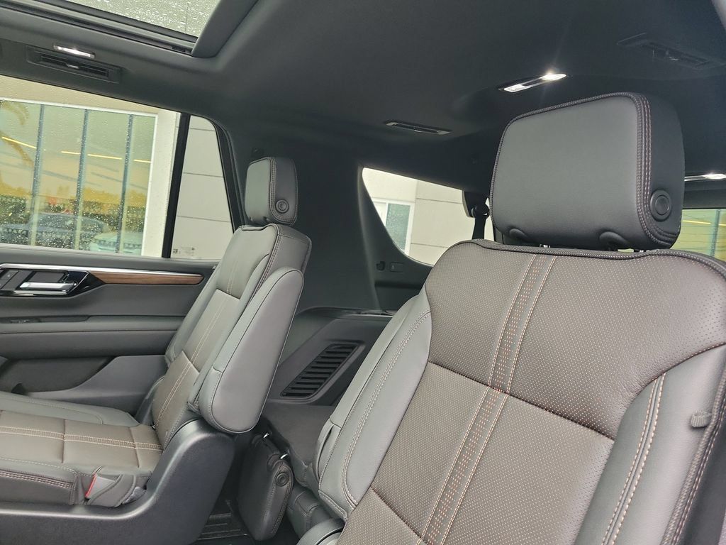 Used 2025 Chevrolet Tahoe High Country AWD/4WD image 15