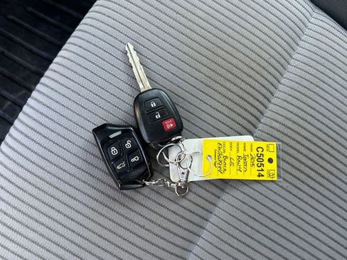 Used 2015 Toyota RAV4 LE AWD/4WD image 29