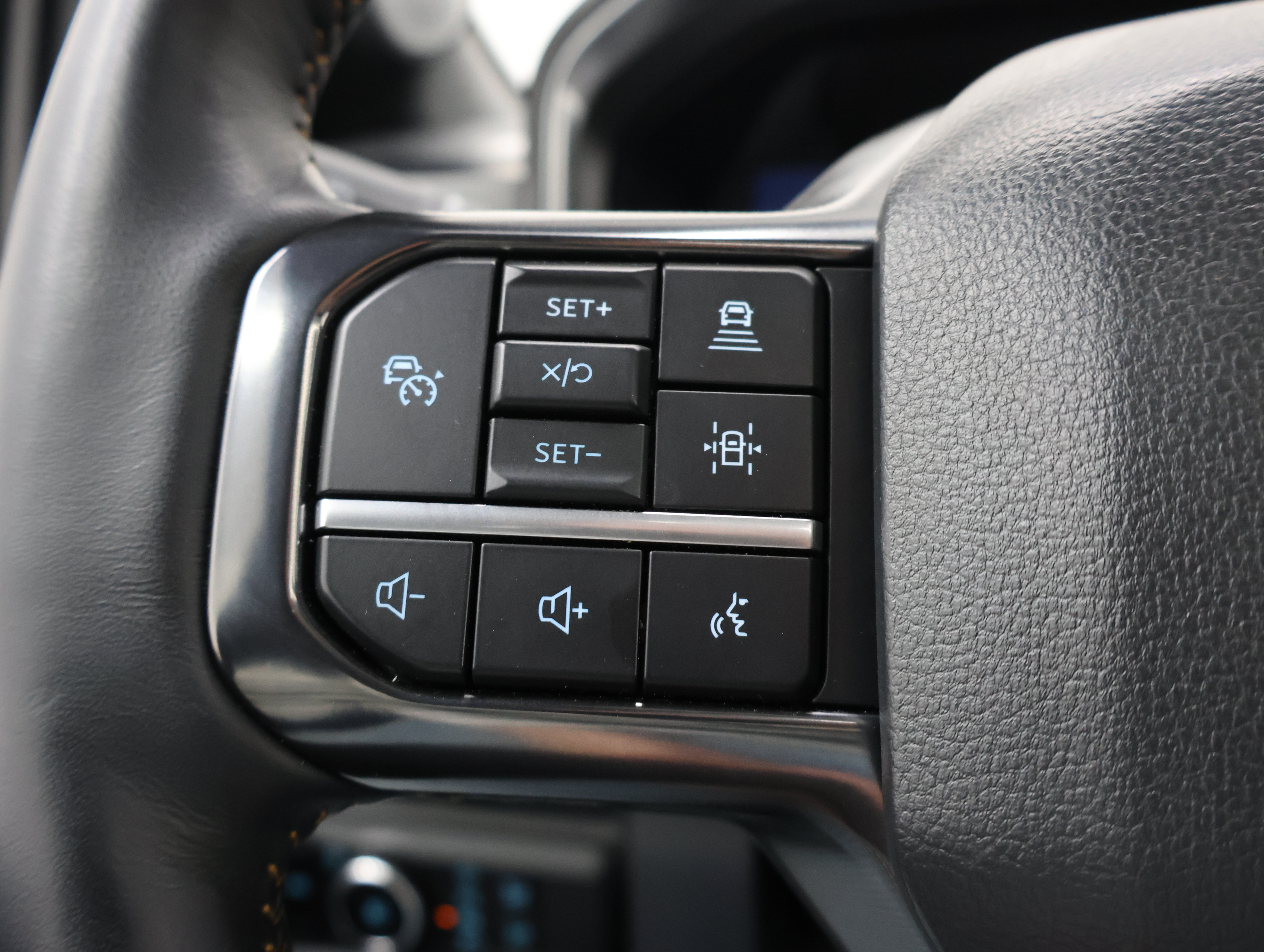 Used 2024 Ford F350 Platinum w/ FX4 Off-Road Package AWD/4WD image 16