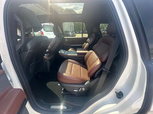 Used 2025 Lincoln Navigator Reserve AWD/4WD image 11
