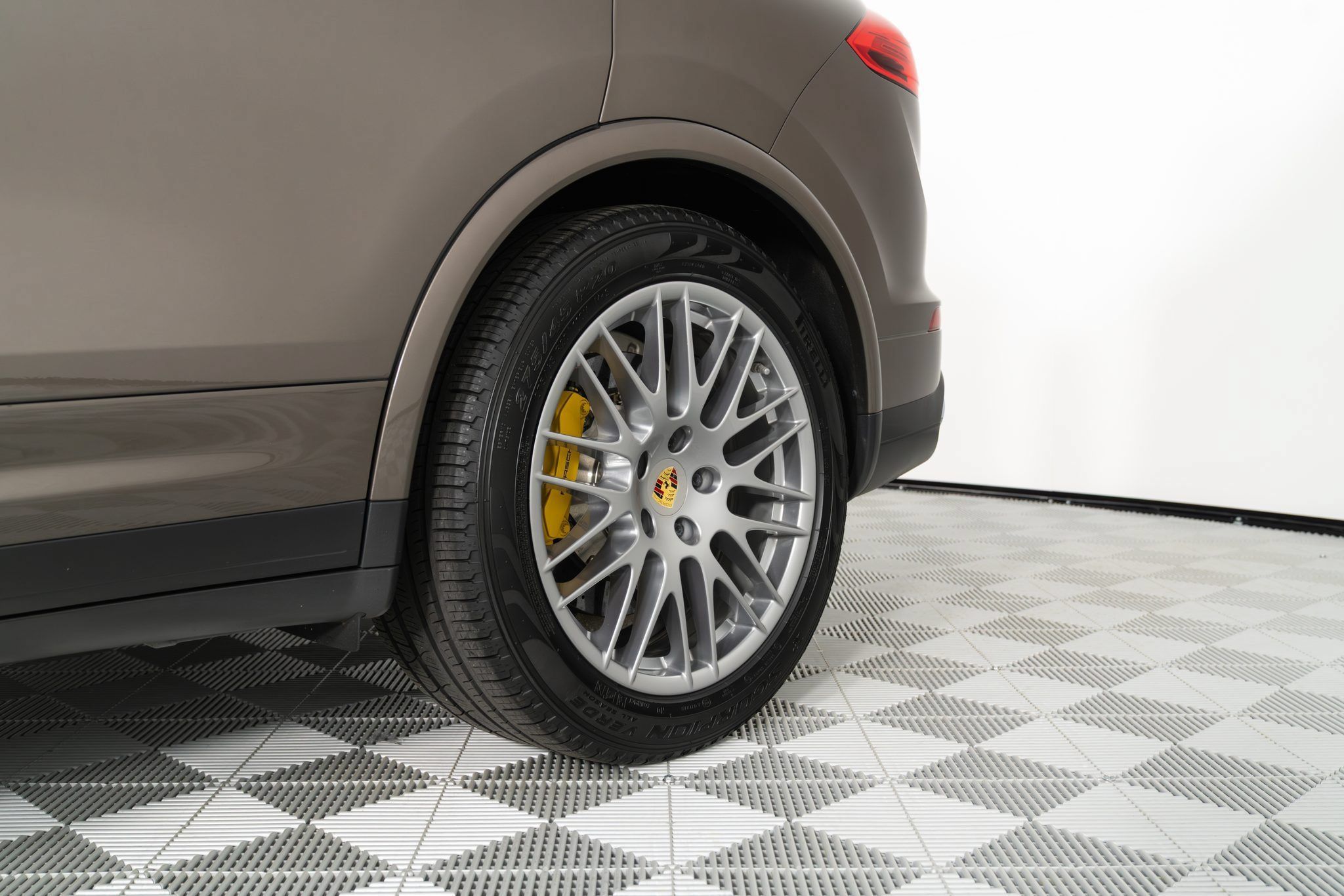 Used 2016 Porsche Cayenne Turbo S AWD/4WD image 22