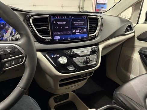 Used 2024 Chrysler Pacifica Touring-L image 20