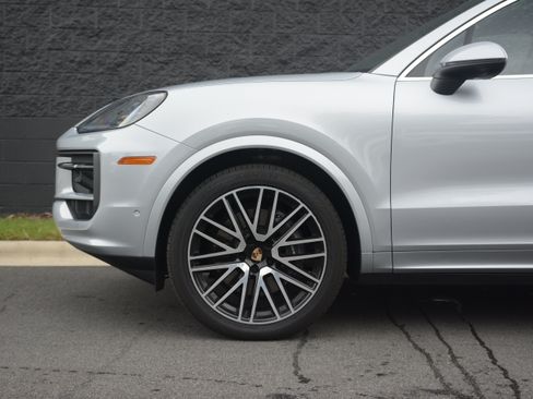 Certified 2025 Porsche Cayenne AWD/4WD image 36