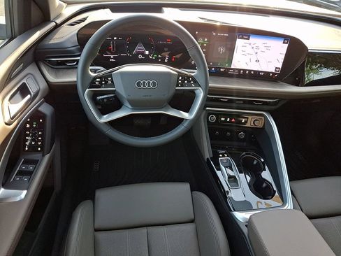 Used 2025 Audi Q5 Premium Plus w/ Premium Plus AWD/4WD image 4