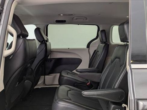 Used 2023 Chrysler Pacifica Touring-L FWD image 17