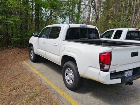 Used 2020 Toyota Tacoma SR image 3