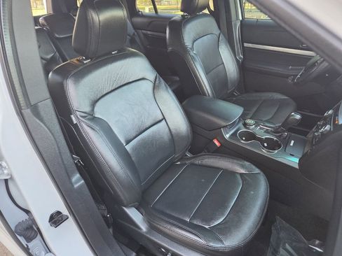 Used 2018 Ford Explorer XLT w/ Equipment Group 202A AWD/4WD image 15