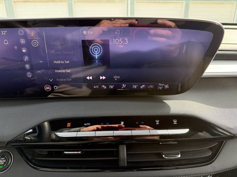 Used 2025 Buick Enclave Preferred AWD/4WD image 28