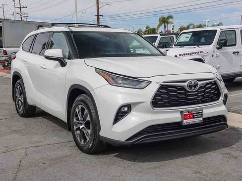 Used 2021 Toyota Highlander XLE image 3