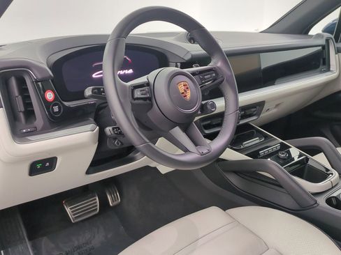 Certified 2025 Porsche Cayenne AWD/4WD image 4