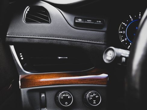 Used 2016 Cadillac Escalade ESV Luxury image 13